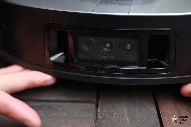 Die AIVI-Kamera des ECOVACS DEEBOT X1 OMNI ist in der Nahaufnahme zu sehen.